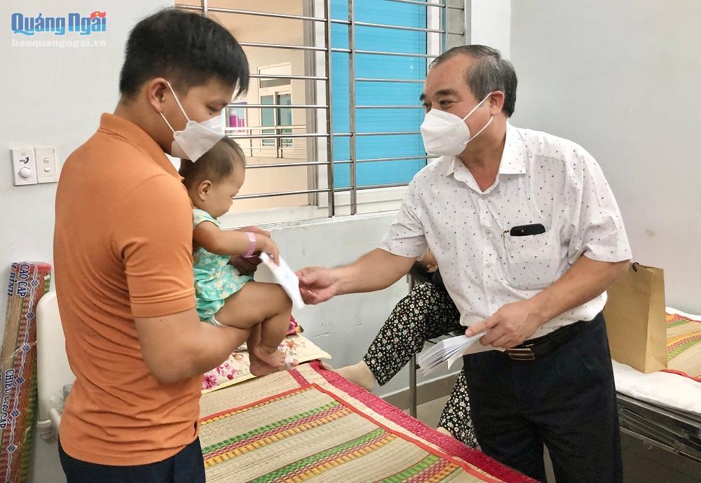 Phó Chủ tịch Thường trực UBND tỉnh Trần Hoàng Tuấn tặng quà cho gia đình trẻ bị sứt môi, hở hàm ếch vừa được hỗ trợ phẫu thuật.
