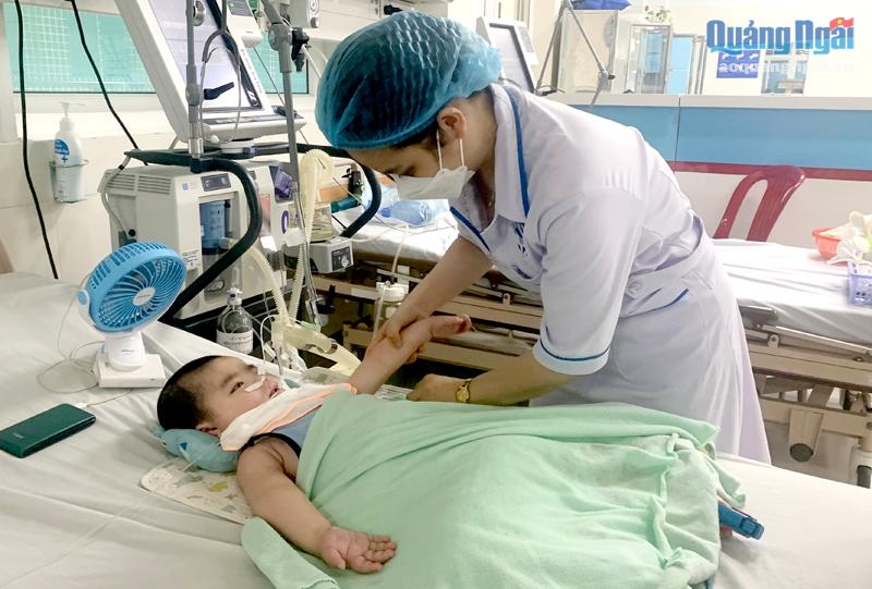 Nhân viên  y tế Khoa Hồi sức tích cực - Chống độc (Bệnh viện Sản - Nhi tỉnh) điều trị cho bệnh nhân nhi.