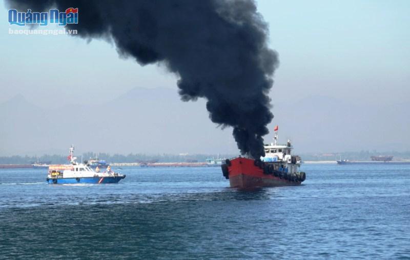 Tình huống giả định, tàu dầu Trường Sa, quốc tịch Việt Nam xảy ra cháy và tràn dầu. 