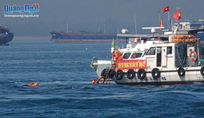 Tàu cứu hộ đưa các thuyền viên lên tàu đưa vào bờ cấp cứu.