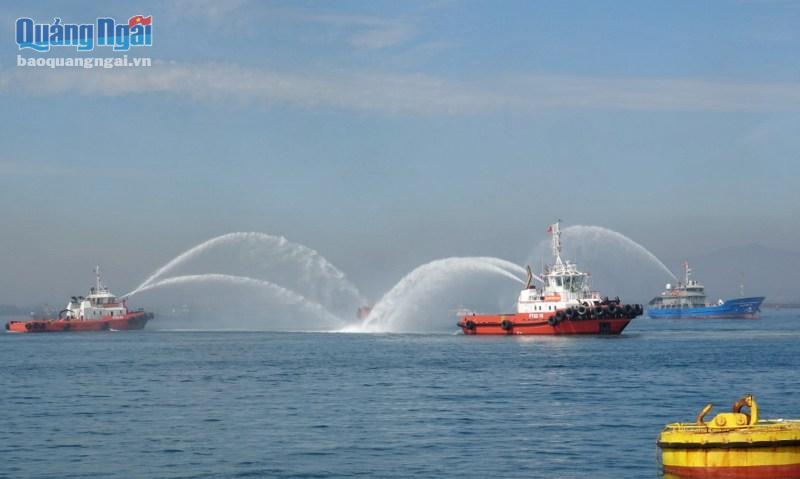 Diễn tập xử lý tình huống cháy tàu và ứng phó sự cố tràn dầu