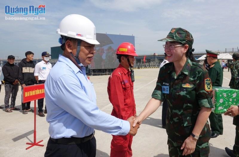 Ủy viên Trung ương Đảng, Bí thư Tỉnh ủy, Chủ tịch HĐND tỉnh Bùi Thị Quỳnh Vân thăm hỏi, động viên các lực lượng tham gia diễn tập.