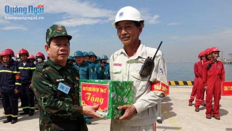 Phó Bí thư Tỉnh ủy, Chủ tịch UBND tỉnh, Trưởng Ban tổ chức diễn tập tỉnh Đặng Văn Minh tặng quà cho các lực lượng tham gia diễn tập.
