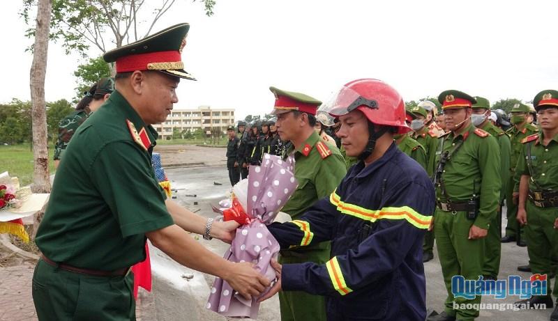 Trung tướng Thái Đại Ngọc, Ủy viên Trung ương Đảng, Tư lệnh Quân khu 5, Trưởng Ban Chỉ đạo diễn tập Quân khu 5 tặng quà, động viên các lực lượng tham gia diễn tập.