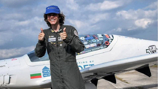 Mack Rutherford, 17 tuổi, vừa hoàn thành chuyến bay vòng quanh thế giới một mình (Ảnh: EPA).