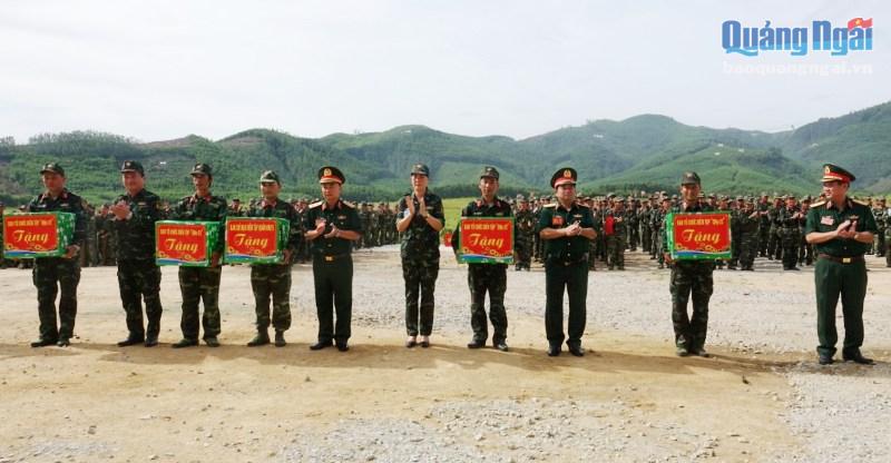 Các đồng chí lãnh đạo Quân khu 5, lãnh đạo tỉnh tặng quà cho các lực lượng tham gia diễn tập.
