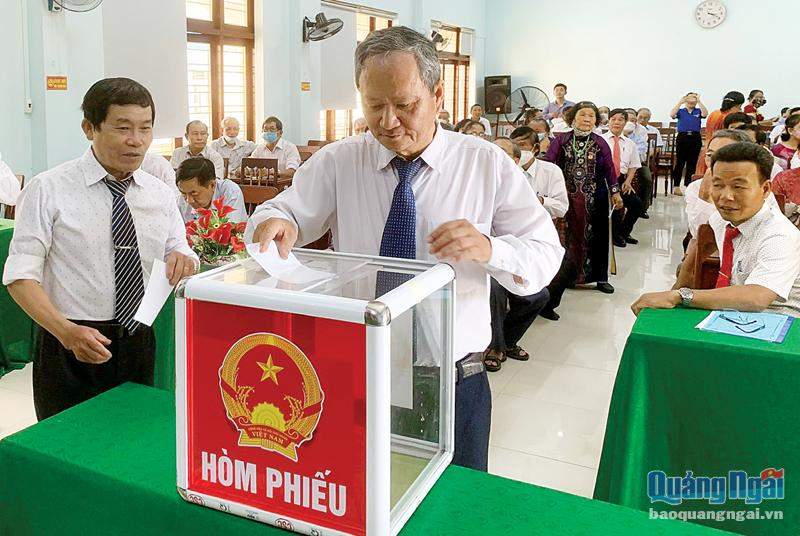 Các đại biểu bỏ phiếu bầu Chi ủy Chi bộ Tổ dân phố 10, phường Trần Phú (TP. Quảng Ngãi), nhiệm kỳ 2022 - 2025.