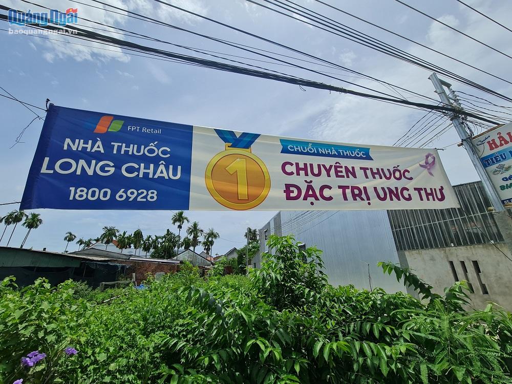 Băng rôn quảng cáo chưa đúng sự thật về nhà thuốc Long Châu được treo ở nhiều tuyến đường trên địa bàn Quảng Ngãi. (Ảnh chụp ngày 25/8/2022)