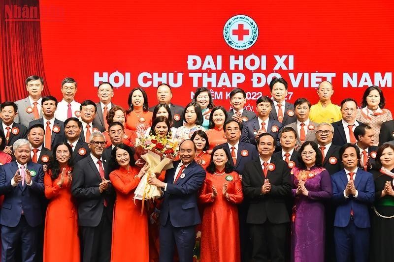  Chủ tịch nước Nguyễn Xuân Phúc tặng hoa chúc mừng Ban Chấp hành Hội Chữ thập đỏ Việt Nam khóa XI, nhiệm kỳ 2022-2027.