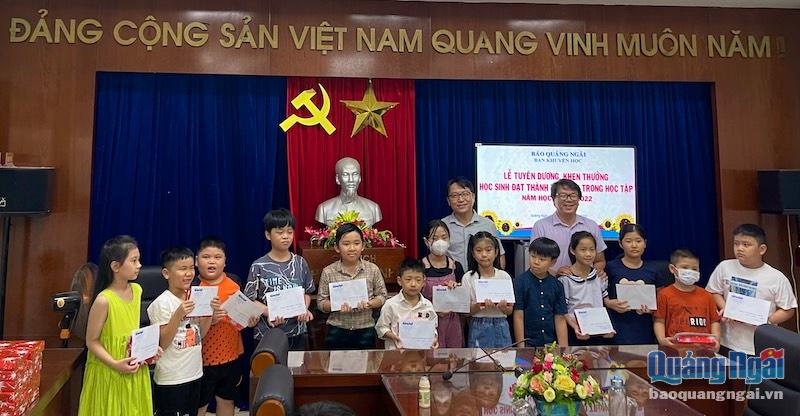 Khen thưởng các cháu học sinh bậc tiểu học.