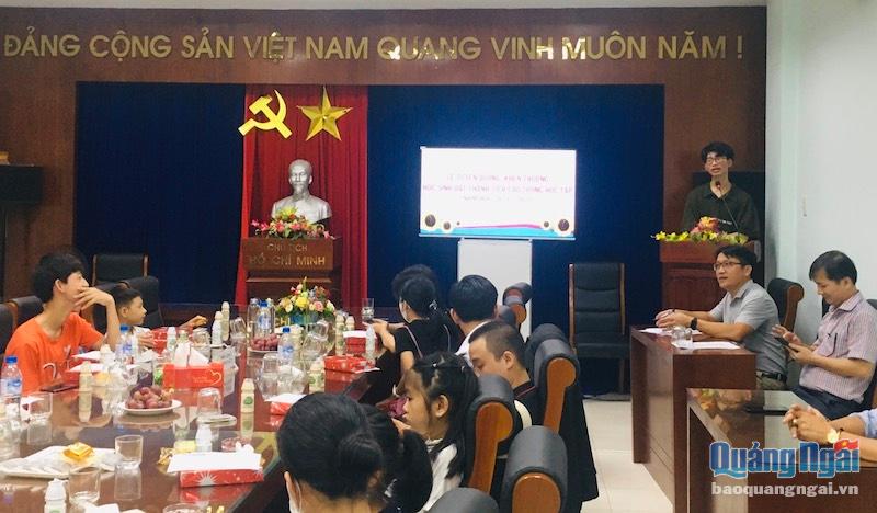 Cháu Nguyễn Phú Tài, cựu học sinh lớp 12 chuyên Tin (năm học 2021 - 2022), Trường THPT Chuyên Lê Khiết bày tỏ sự cảm ơn về những phần quà ý nghĩa.