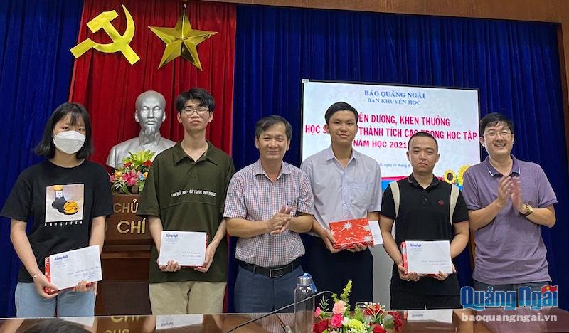 Báo Quảng Ngãi ra mắt Ban Khuyến học và khen thưởng học sinh, sinh viên