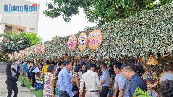 Các gian hàng sản phẩm OCOP, sản phẩm đặc trưng của Quảng Ngãi thu hút rất đông đại biểu, du khách đến tham quan, mua sắm.