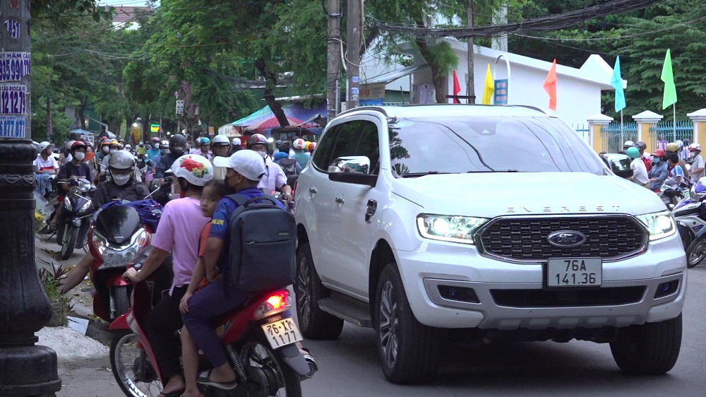 Video: Ô tô chen lấn trước cổng trường vào khung giờ cấm