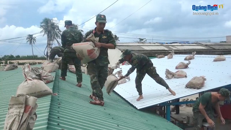Lực lượng quân sự tỉnh giúp dân phòng, chống bão Noru