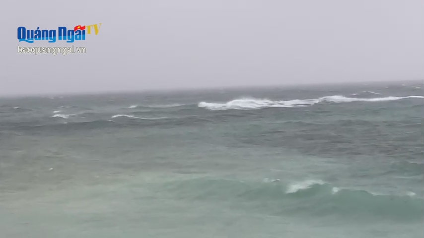Đảo Lý Sơn hiện có gió mạnh cấp 6-7, biển động