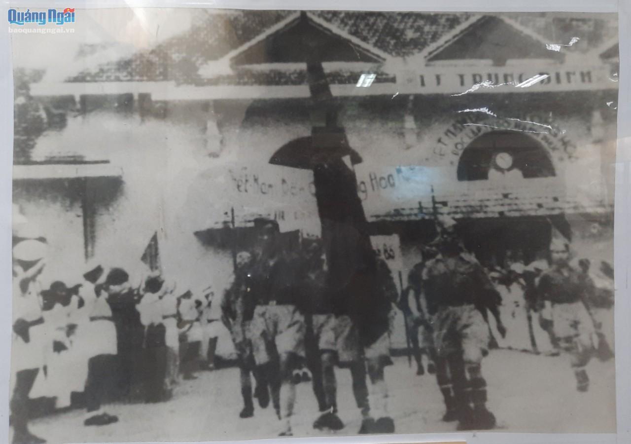 Ra mắt Chính quyền cách mạng tỉnh Lê Trung Đình (Ảnh: TL). 