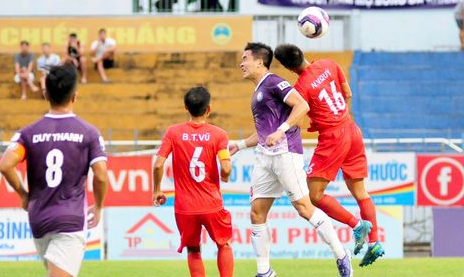 Khánh Hòa (áo tím) tiếp tục giành ngôi đầu bảng Giải Hạng nhất 2022