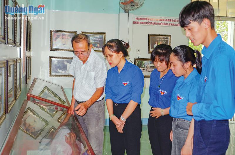 Đoàn viên, thanh niên xã Hành Phước (Nghĩa Hành) nghe Đại tá Đỗ Thanh Trà kể chuyện về tình hữu nghị Việt Nam - Lào.  Ảnh: Đăng SƯƠNG