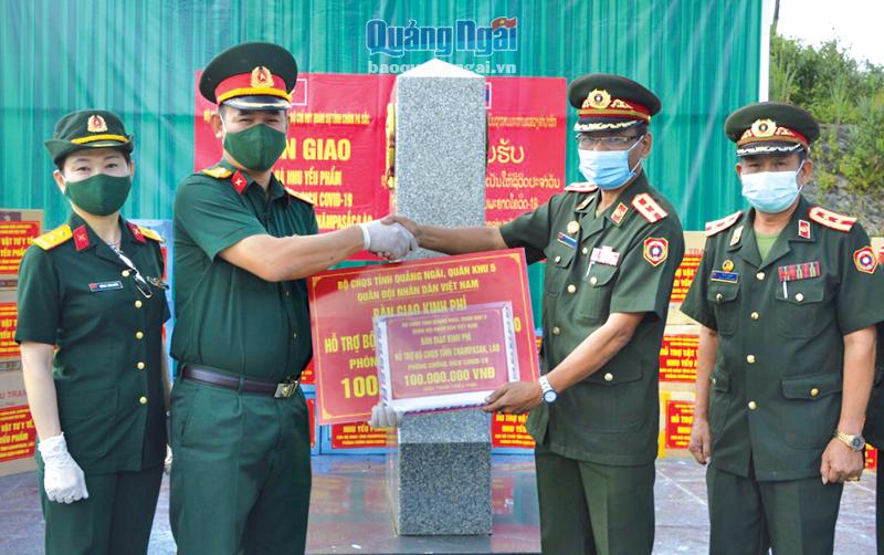 Bộ Chỉ huy Quân sự tỉnh Quảng Ngãi trao thiết bị y tế hỗ trợ Bộ Chỉ huy Quân sự tỉnh Champasak (Lào) phòng, chống dịch Covid-19.                               Ảnh: Vũ Quang