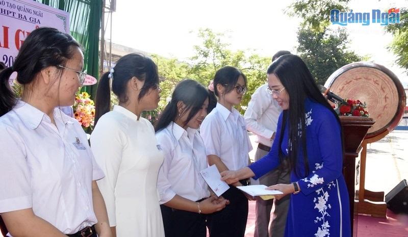 Ủy viên Trung ương Đảng, Bí thư Tỉnh ủy, Chủ tịch HĐND tỉnh Bùi Thị Quỳnh Vân trao học bổng cho các em học sinh.