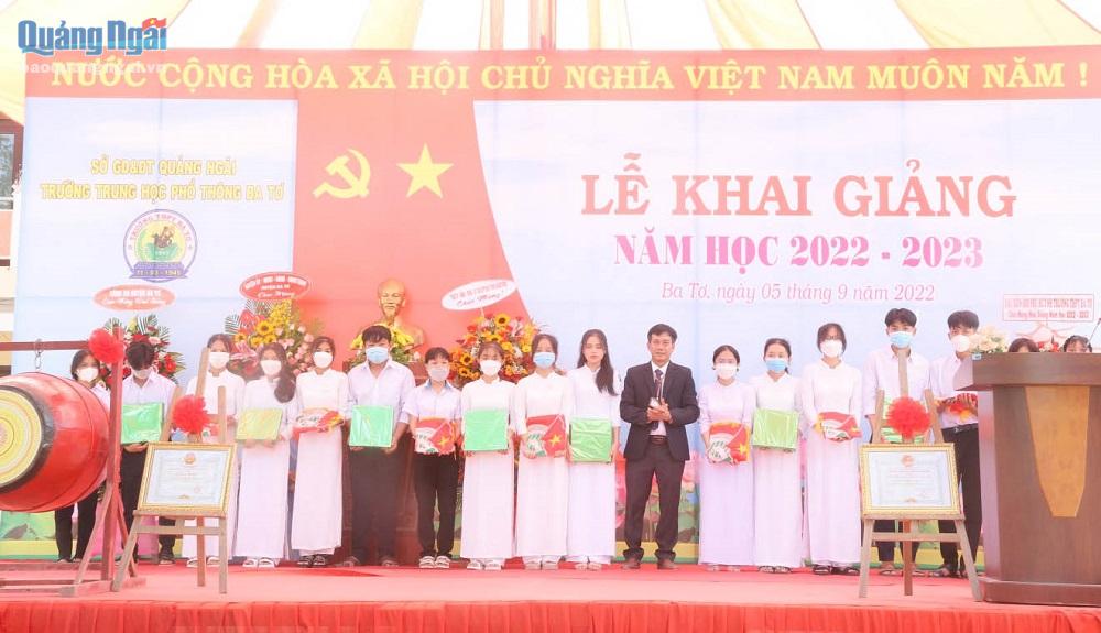 Hiệu trưởng Trường THPT Ba Tơ Ngô Văn Hải trao quà cho học sinh đầu cấp.