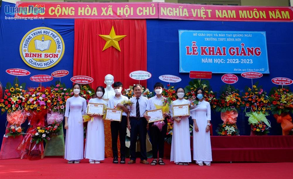 Trường THPT Bình Sơn tặng quà cho học sinh có điểm số cao trong Kỳ thi tuyển sinh vào lớp 10.