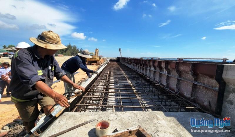 Nhà thầu thi công đẩy nhanh tiến độ thi công để hoàn thành Kè chống sạt lở bờ biển thôn Phổ Trường, xã Nghĩa An đúng tiến độ.