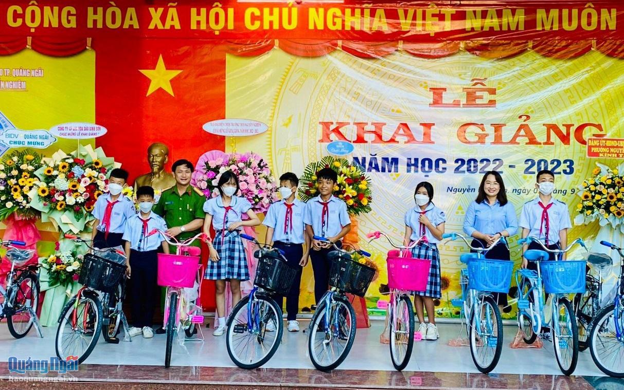 Công an TP.Quảng Ngãi cùng mạnh thường quân trao tặng 10 xe đạp cho các em học sinh Trường THCS Nguyễn Nghiêm (TP.Quảng Ngãi). 