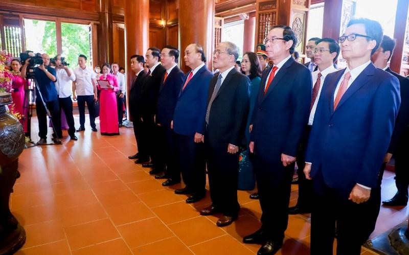 Chủ tịch nước Nguyễn Xuân Phúc và các đồng chí lãnh đạo, nguyên lãnh đạo Đảng, Nhà nước dâng hương tưởng niệm Chủ tịch Hồ Chí Minh tại Khu di tích Quốc gia đặc biệt Kim Liên.