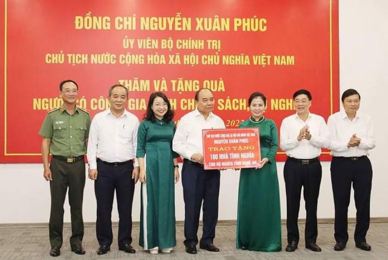 Chủ tịch nước Nguyễn Xuân Phúc trao tặng 100 nhà tình nghĩa cho hộ nghèo tỉnh Nghệ An.
