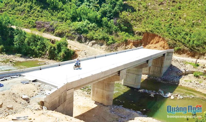 Cầu Nước Lếch, ở thôn Làng Tốt, xã Ba Lế (Ba Tơ) đã cơ bản hoàn thành phần xây dựng.