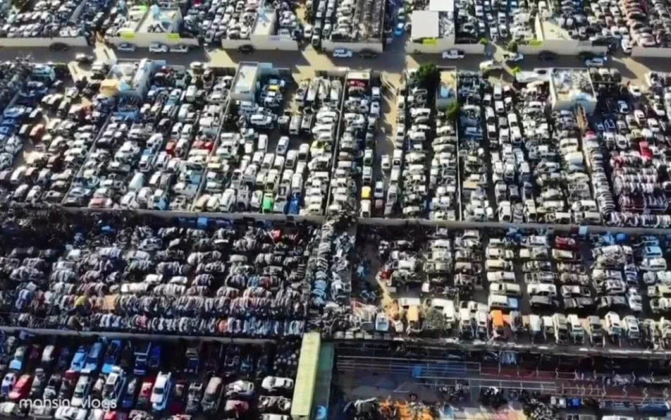Hàng nghìn siêu xe bị bỏ rơi trên sa mạc ở Dubai - Ảnh: Mohsin Vlogs