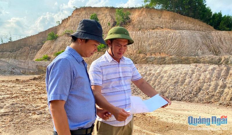 Lực lượng chức năng kiểm tra việc chấp hành Giấy phép khai thác khoáng sản tại mỏ đất Dông Cây Dừa.