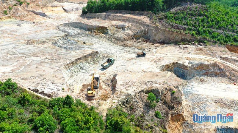 Chủ tịch UBND tỉnh yêu cầu ngành chức năng kiểm tra hoạt động khai thác khoáng sản tại mỏ đất Dông Cây Dừa