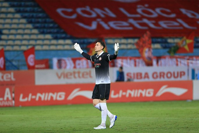 Đặng Văn Lâm tỏa sáng giúp đội bóng đất võ thắng Viettel trong loạt sút luân lưu.