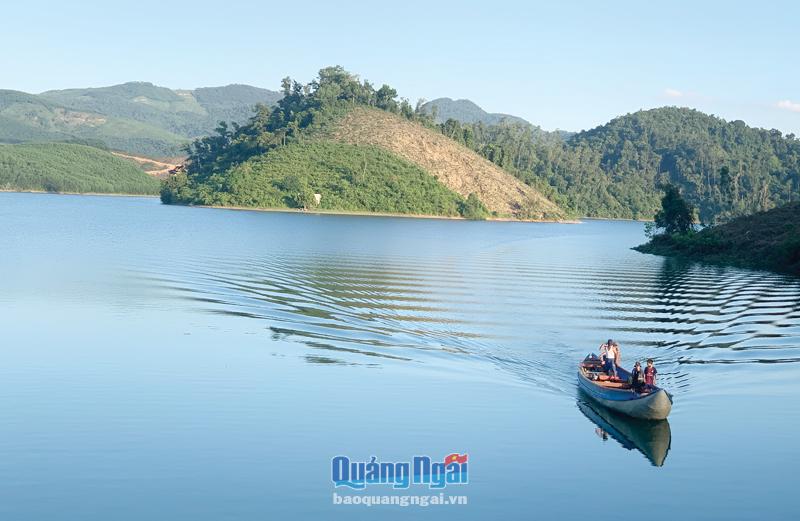 Hồ Núi Ngang, xã Ba Liên (Ba Tơ), thu hút nhiều du khách đến tham quan, câu cá. ẢNH: Ánh Nguyệt