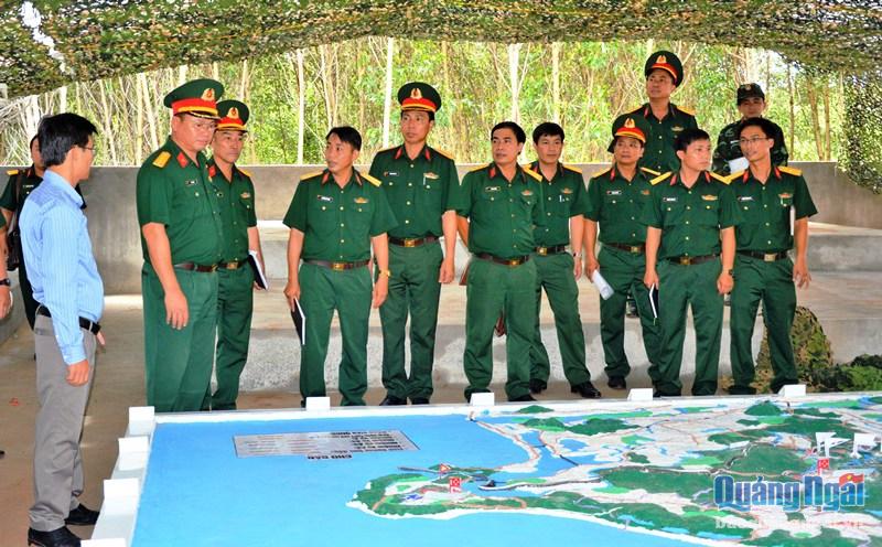 Đoàn công tác Bộ CHQS tỉnh kiểm tra thực địa tại Khu căn cứ chiến đấu tại xã Bình Long.