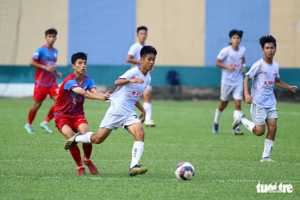 U17 Sài Gòn (áo trắng) giành chiến thắng 3-2 trước U17 Hà Nội ở bán kết VCK U17 quốc gia 2022 - Ảnh: HOÀNG TÙNG