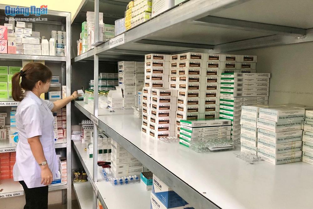 Kho thuốc chính tại Trung tâm Y tế huyện Tư Nghĩa chỉ đáp ứng 70% nhu cầu sử dụng.