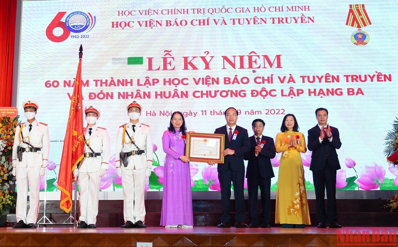 Thay mặt lãnh đạo Đảng và Nhà nước, Phó Chủ tịch nước Võ Thị Ánh Xuân trao tặng Huân chương Độc lập hạng Ba cho Học viện Báo chí và Tuyên truyền.