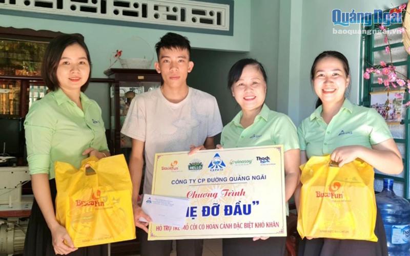  Ban nữ công Công ty CP Đường Quảng Ngãi thăm, tặng quà hai cháu Lê Xuân Nghĩa, Lê Xuân Hiệp, ở phường Nghĩa Lộ (TP.Quảng Ngãi).