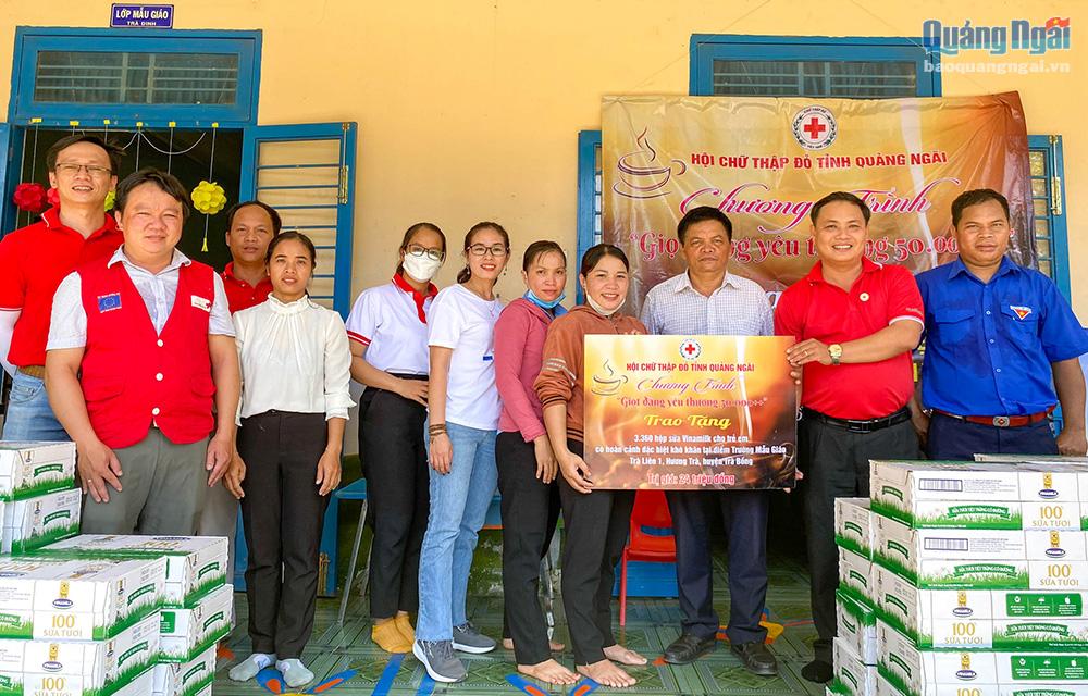 Hội Chữ thập đỏ tỉnh tặng sữa cho trẻ em miền núi.