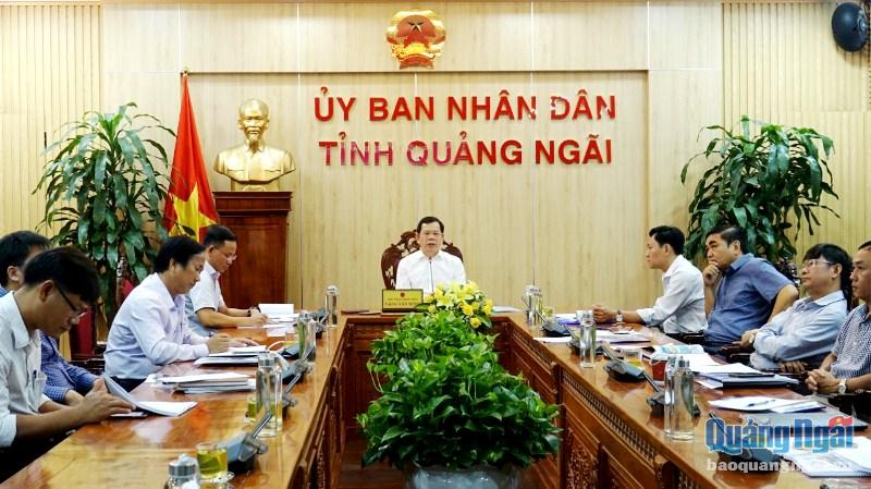 Chủ tịch UBND tỉnh Đặng Văn Minh chủ trì cuộc họp.