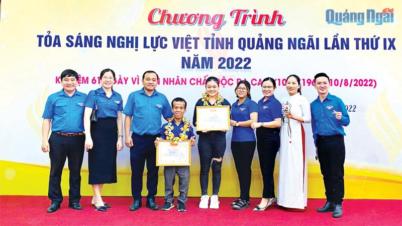 Anh Phan Quang Thái (thứ tư bên trái) nhận Bằng khen tại Chương trình “Tỏa sáng nghị lực Việt” doTỉnh đoàn, Hội LHTN Việt Nam tỉnh tổ chức. 