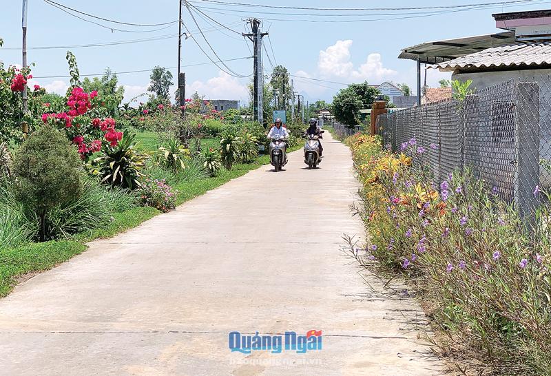 Đường giao thông nông thôn ở xã Bình Thanh (Bình Sơn) được đầu tư xây dựng khang trang.  Ảnh: TL