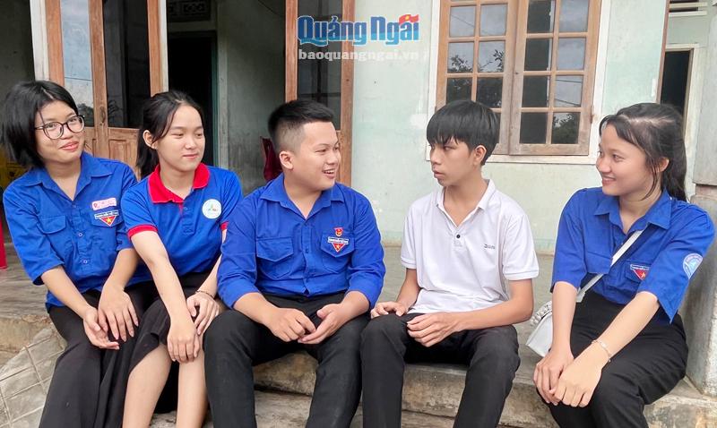 Thành viên Câu lạc bộ Ước mơ xanh đến nhà chia sẻ, trao đổi việc học với em Huỳnh Công Quốc (thứ hai, bên phải), học sinh Trường THPT Nguyễn Công Trứ.