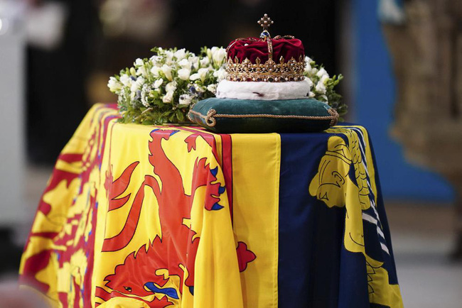 Vương miện Scotland đặt trên nóc quan tài của Nữ hoàng Elizabeth II, ngày 12/9. (Ảnh: AP)