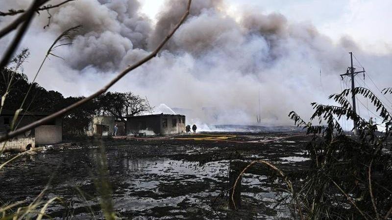 Vụ hỏa hoạn tại kho chứa nhiên liệu bên Vịnh Matanzas. (Ảnh: AP)