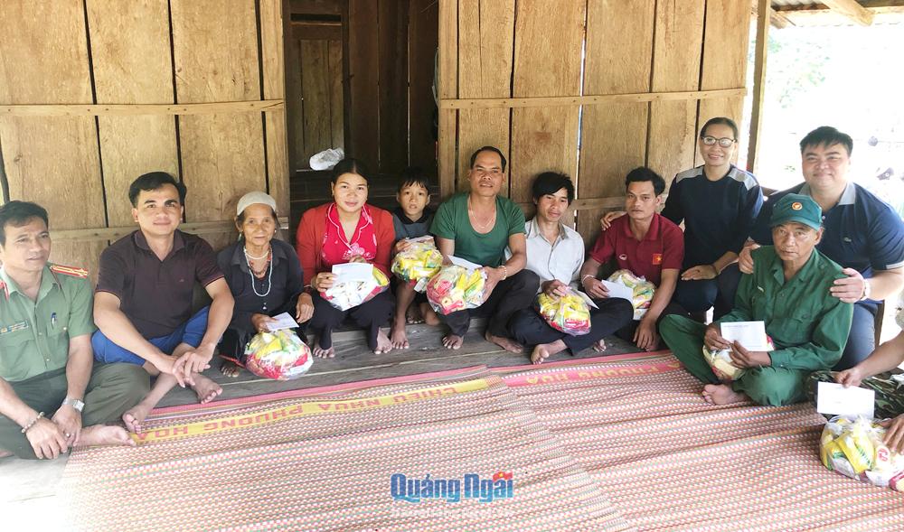 Đoàn công tác của huyện Minh Long tặng quà cho người dân Gò Tranh trên trong chuyến thăm ngày 12/8/2022.     ẢNH: Mỹ Hoa